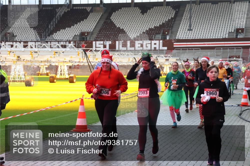07.12.2025 - St. Pauli X-Mass-Run No. 15 Luisa Fischer http://msf.ph/oto/9381757 07.12.2025 10:46:49 Ziel 306, 2303, 1, 2960, 38, 41, 58, 81, 153, 162, 168, 178, 183, 221, 479, 485, 639, 641, 908, 914, 917, 921, 1040, 1041, 1043, 1094, 1242, 1715, 1955, 2080, 2082, 2092, 2216, 2303, 2306, 2334, 2423, 2488, 2536, 2574, 2733, 2734, 2960, 2965, 2998, 3001, 4589 meine-sportfotos.de