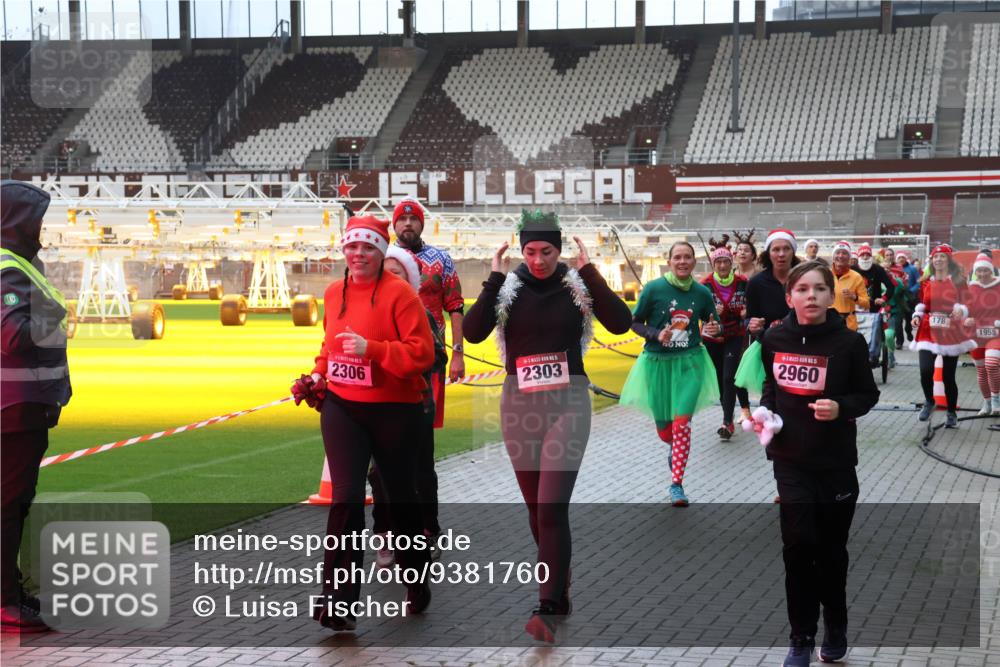 07.12.2025 - St. Pauli X-Mass-Run No. 15 Luisa Fischer http://msf.ph/oto/9381760 07.12.2025 10:46:50 Ziel 2306, 2303, 5, 2960, 178, 1955, 38, 41, 58, 81, 153, 162, 168, 178, 183, 221, 479, 485, 639, 641, 908, 914, 917, 921, 1040, 1043, 1094, 1242, 1955, 2080, 2082, 2092, 2216, 2303, 2306, 2334, 2423, 2488, 2536, 2574, 2733, 2734, 2960, 2965, 2989, 2993, 2998, 3001, 4589 meine-sportfotos.de