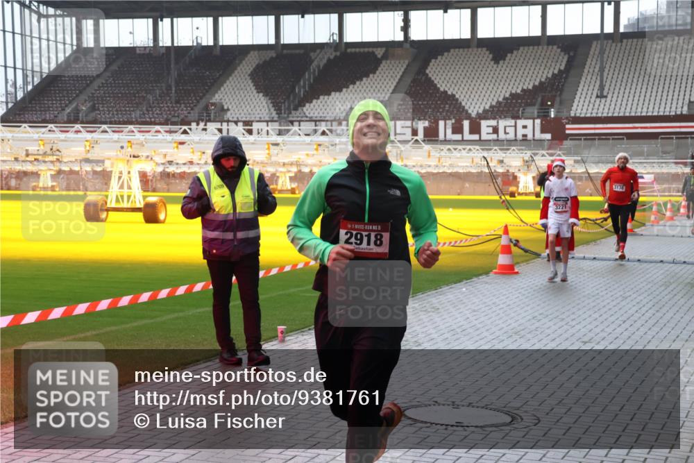 07.12.2025 - St. Pauli X-Mass-Run No. 15 Luisa Fischer http://msf.ph/oto/9381761 07.12.2025 11:18:57 Ziel 6709, 15, 2918, 3221, 3138, 1325, 1348, 2045, 2918, 3138, 3158, 3201, 3221, 3304, 3327, 3634, 3636 meine-sportfotos.de