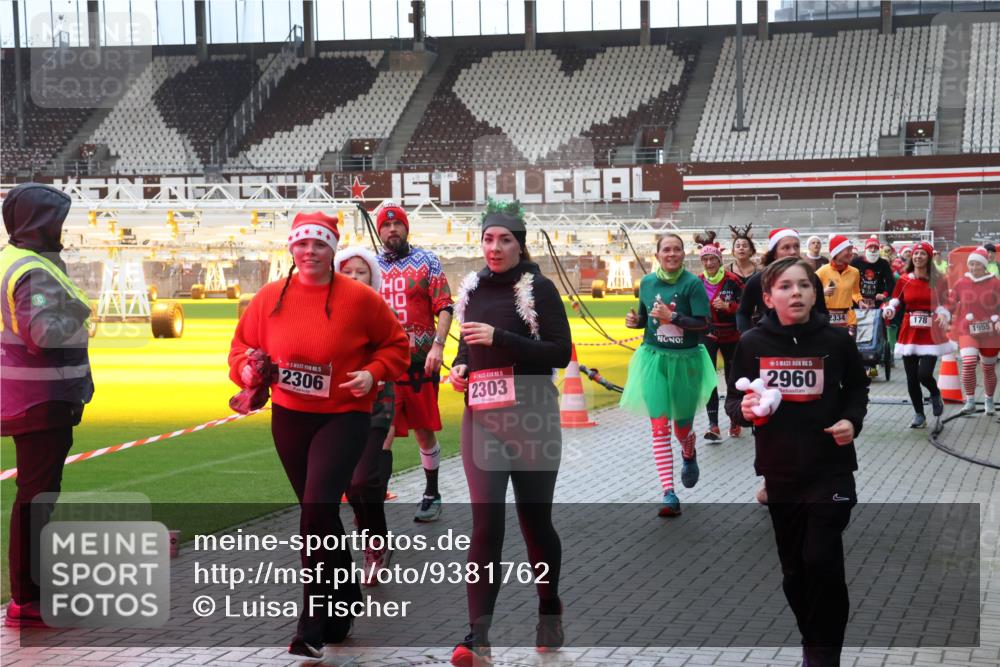 07.12.2025 - St. Pauli X-Mass-Run No. 15 Luisa Fischer http://msf.ph/oto/9381762 07.12.2025 10:46:50 Ziel 2306, 2303, 15, 2960, 2334, 178, 1955, 38, 41, 58, 81, 153, 162, 168, 178, 183, 221, 479, 485, 639, 641, 908, 914, 917, 921, 1040, 1043, 1094, 1242, 1955, 2080, 2082, 2092, 2216, 2303, 2306, 2334, 2423, 2488, 2536, 2574, 2733, 2734, 2960, 2965, 2989, 2993, 2998, 3001, 4589 meine-sportfotos.de