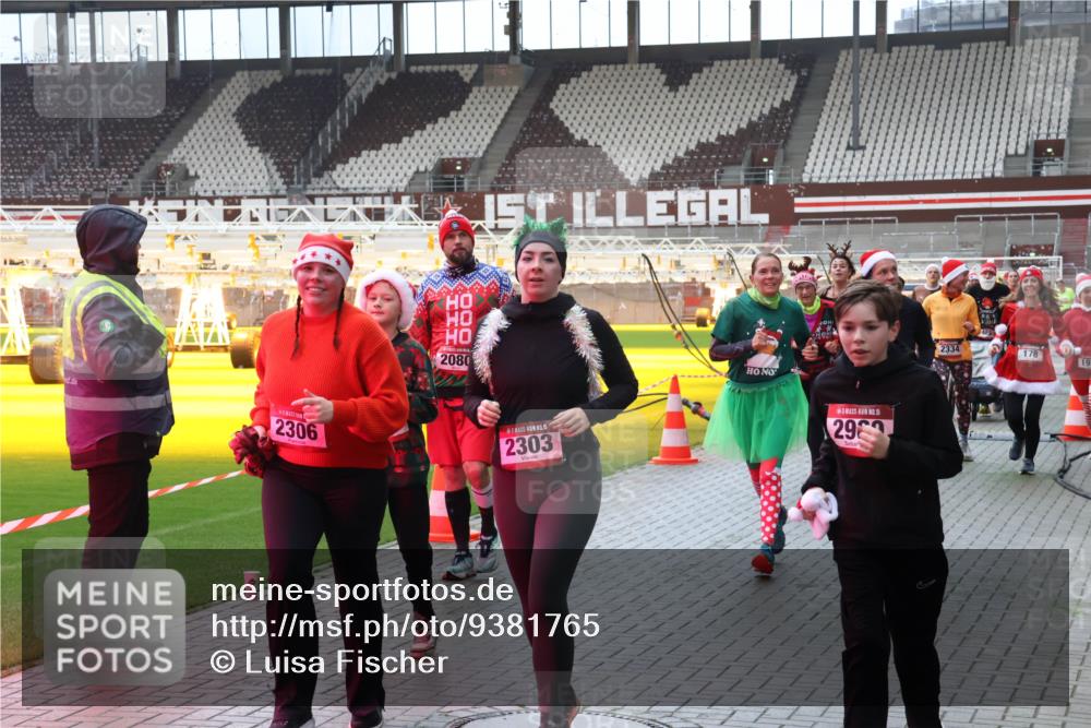 07.12.2025 - St. Pauli X-Mass-Run No. 15 Luisa Fischer http://msf.ph/oto/9381765 07.12.2025 10:46:50 Ziel 2306, 2080, 15, 2303, 15, 296, 2334, 178, 195, 38, 41, 58, 81, 153, 162, 168, 178, 183, 221, 479, 485, 639, 641, 908, 914, 917, 921, 1040, 1043, 1094, 1242, 1955, 2080, 2082, 2092, 2216, 2303, 2306, 2334, 2423, 2488, 2536, 2574, 2733, 2734, 2960, 2965, 2989, 2993, 2998, 3001, 4589 meine-sportfotos.de