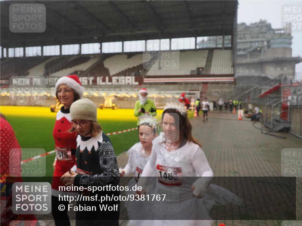 07.12.2025 - St. Pauli X-Mass-Run No. 15 Fabian Wolf http://msf.ph/oto/9381767 07.12.2025 10:09:08 Ziel 19, 786, 1461, 1465, 1570, 1575, 1576, 2126, 3300, 3484, 3891, 4066, 4067, 4068, 4113, 4666 meine-sportfotos.de