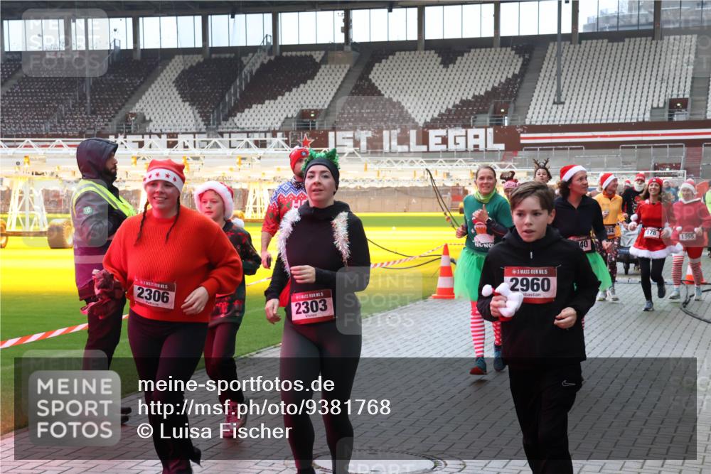 07.12.2025 - St. Pauli X-Mass-Run No. 15 Luisa Fischer http://msf.ph/oto/9381768 07.12.2025 10:46:51 Ziel 2306, 15, 2303, 15, 2960, 834, 178, 1955, 40, 38, 41, 58, 81, 153, 162, 168, 178, 183, 221, 479, 485, 639, 641, 908, 914, 917, 921, 1040, 1043, 1094, 1242, 1955, 2082, 2092, 2216, 2303, 2306, 2334, 2423, 2488, 2536, 2574, 2733, 2734, 2960, 2965, 2989, 2993, 2998, 3001, 4589 meine-sportfotos.de