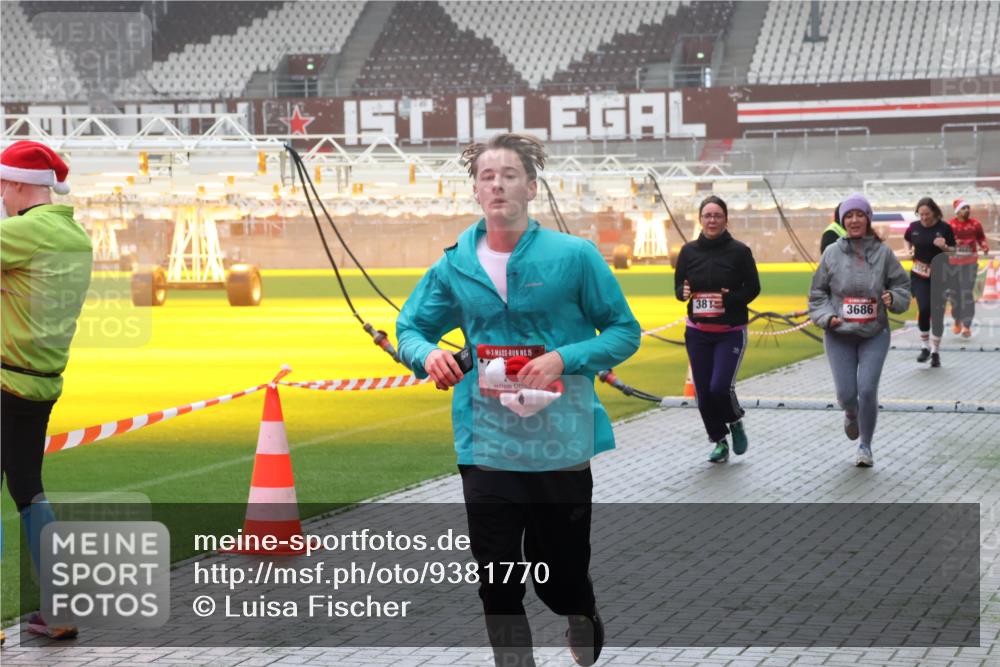 07.12.2025 - St. Pauli X-Mass-Run No. 15 Luisa Fischer http://msf.ph/oto/9381770 07.12.2025 10:11:41 Ziel 15, 38, 3686, 57, 979, 983, 1148, 1149, 1150, 1426, 1929, 1935, 1969, 2530, 3354, 3815, 4499, 4525, 4659, 4661, 4662 meine-sportfotos.de