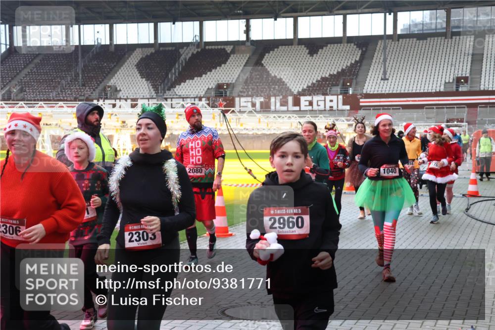 07.12.2025 - St. Pauli X-Mass-Run No. 15 Luisa Fischer http://msf.ph/oto/9381771 07.12.2025 10:46:51 Ziel 15, 2306, 2303, 2080, 15, 2960, 1040, 38, 41, 58, 81, 153, 162, 168, 178, 183, 221, 479, 485, 639, 641, 908, 914, 917, 921, 1040, 1043, 1094, 1242, 1955, 2082, 2092, 2216, 2303, 2306, 2334, 2423, 2488, 2536, 2574, 2733, 2734, 2960, 2965, 2989, 2993, 2998, 3001, 4589 meine-sportfotos.de