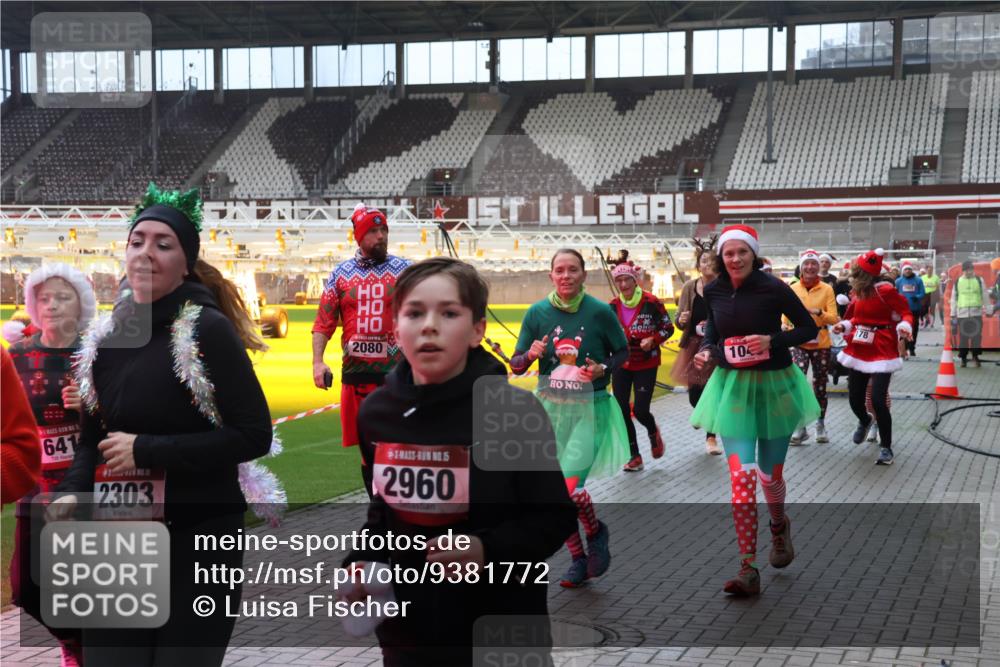 07.12.2025 - St. Pauli X-Mass-Run No. 15 Luisa Fischer http://msf.ph/oto/9381772 07.12.2025 10:46:52 Ziel 2080, 641, 2303, 5, 2960, 10, 178, 38, 41, 58, 81, 153, 162, 168, 178, 183, 221, 479, 485, 639, 641, 908, 914, 917, 921, 1040, 1043, 1094, 1242, 1955, 2082, 2092, 2216, 2303, 2306, 2334, 2423, 2488, 2536, 2574, 2960, 2965, 2989, 2993, 2998, 3001, 4589 meine-sportfotos.de