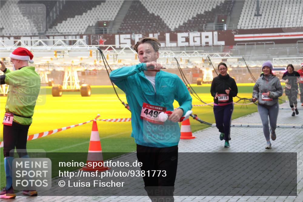 07.12.2025 - St. Pauli X-Mass-Run No. 15 Luisa Fischer http://msf.ph/oto/9381773 07.12.2025 10:11:41 Ziel 71, 15, 449, 3815, 368, 57, 979, 983, 1148, 1149, 1150, 1426, 1929, 1935, 1969, 2530, 3354, 3815, 4499, 4525, 4659, 4661, 4662 meine-sportfotos.de