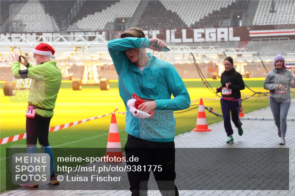 07.12.2025 - St. Pauli X-Mass-Run No. 15 Luisa Fischer http://msf.ph/oto/9381775 07.12.2025 10:11:41 Ziel 71, 3815, 886, 57, 979, 983, 1148, 1149, 1150, 1426, 1929, 1935, 1969, 2530, 3354, 3815, 4499, 4525, 4659, 4661, 4662 meine-sportfotos.de