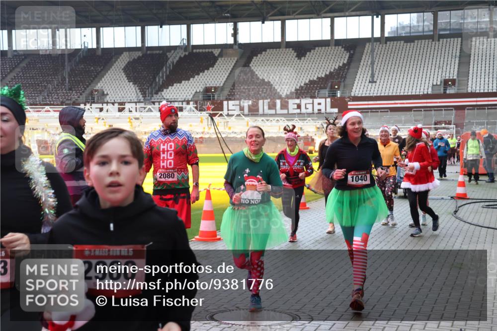 07.12.2025 - St. Pauli X-Mass-Run No. 15 Luisa Fischer http://msf.ph/oto/9381776 07.12.2025 10:46:52 Ziel 15, 3, 5, 2960, 000, 2080, 1040, 38, 41, 58, 81, 153, 162, 168, 178, 183, 221, 479, 485, 639, 641, 908, 914, 917, 921, 1040, 1043, 1094, 1242, 1955, 2082, 2092, 2216, 2303, 2306, 2334, 2423, 2488, 2536, 2574, 2960, 2965, 2989, 2993, 2998, 3001, 4589 meine-sportfotos.de