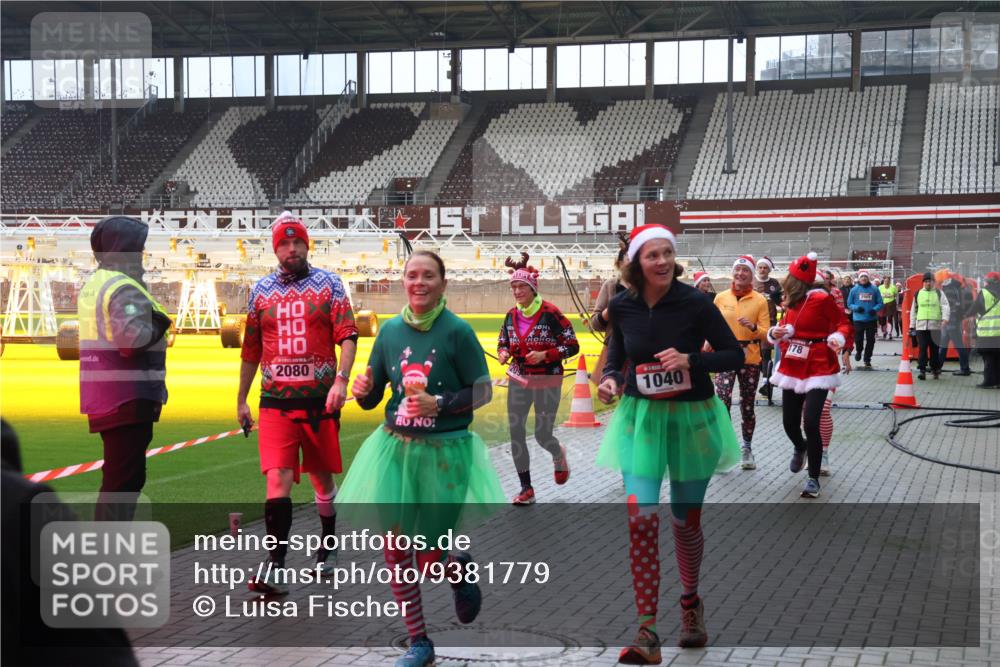 07.12.2025 - St. Pauli X-Mass-Run No. 15 Luisa Fischer http://msf.ph/oto/9381779 07.12.2025 10:46:52 Ziel 2080, 1040, 178, 38, 41, 58, 81, 153, 162, 168, 178, 183, 221, 479, 485, 639, 641, 908, 914, 917, 921, 1040, 1043, 1094, 1242, 1955, 2082, 2092, 2216, 2303, 2306, 2334, 2423, 2488, 2536, 2574, 2960, 2965, 2989, 2993, 2998, 3001, 4589 meine-sportfotos.de
