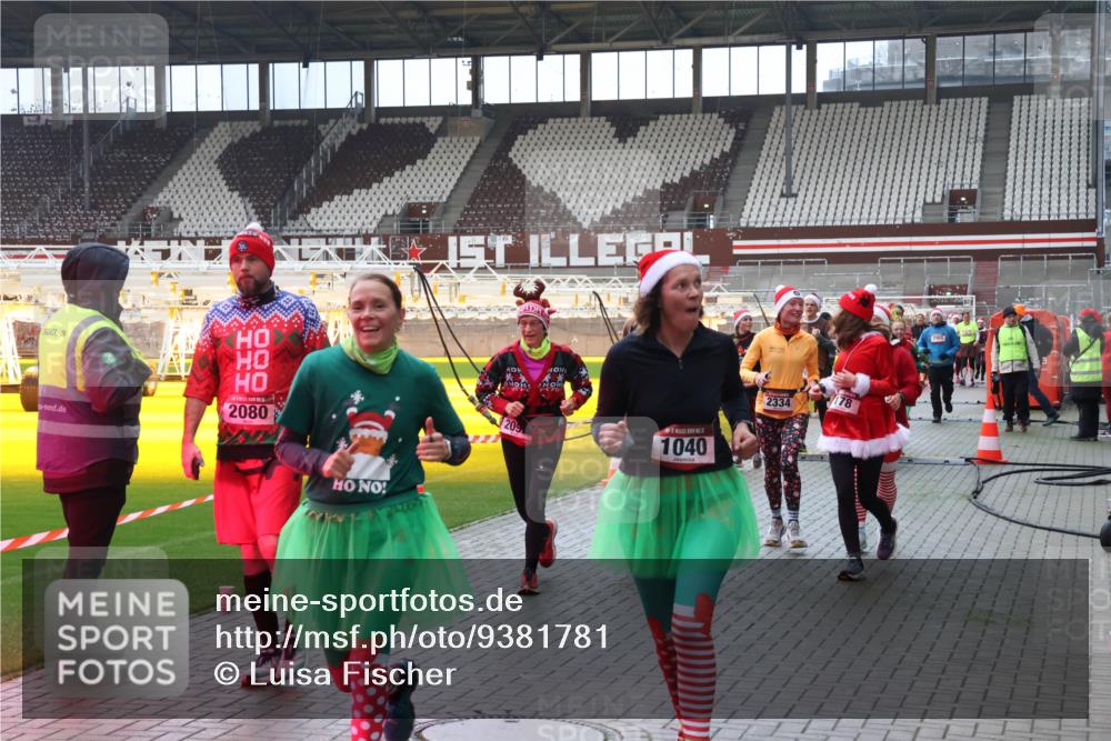 07.12.2025 - St. Pauli X-Mass-Run No. 15 Luisa Fischer http://msf.ph/oto/9381781 07.12.2025 10:46:53 Ziel 2080, 209, 5, 1040, 178, 2334, 38, 41, 58, 81, 153, 162, 168, 178, 183, 221, 479, 485, 639, 641, 908, 914, 917, 921, 1040, 1043, 1094, 1242, 1955, 2082, 2092, 2216, 2303, 2306, 2334, 2423, 2488, 2536, 2574, 2960, 2965, 2989, 2993, 2998, 3001, 4589 meine-sportfotos.de