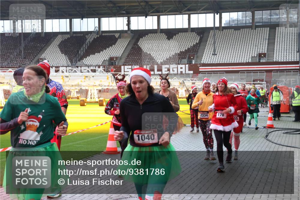 07.12.2025 - St. Pauli X-Mass-Run No. 15 Luisa Fischer http://msf.ph/oto/9381786 07.12.2025 10:46:53 Ziel 20, 15, 1040, 2334, 178, 55, 3001, 38, 41, 58, 81, 153, 162, 168, 178, 183, 221, 479, 485, 639, 641, 908, 914, 917, 921, 1040, 1043, 1094, 1242, 1955, 2082, 2092, 2216, 2303, 2306, 2334, 2423, 2488, 2536, 2574, 2960, 2965, 2989, 2993, 2998, 3001, 4589 meine-sportfotos.de