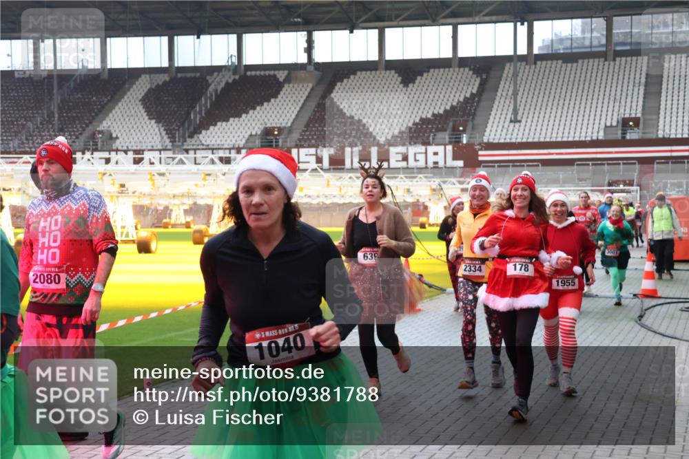 07.12.2025 - St. Pauli X-Mass-Run No. 15 Luisa Fischer http://msf.ph/oto/9381788 07.12.2025 10:46:54 Ziel 2080, 5, 1040, 639, 2334, 178, 1955, 3001, 38, 41, 58, 81, 153, 162, 168, 178, 183, 221, 479, 485, 639, 641, 908, 914, 917, 921, 1040, 1043, 1094, 1242, 1955, 2082, 2092, 2216, 2303, 2306, 2334, 2488, 2536, 2574, 2960, 2965, 2989, 2993, 2998, 3001, 4589 meine-sportfotos.de