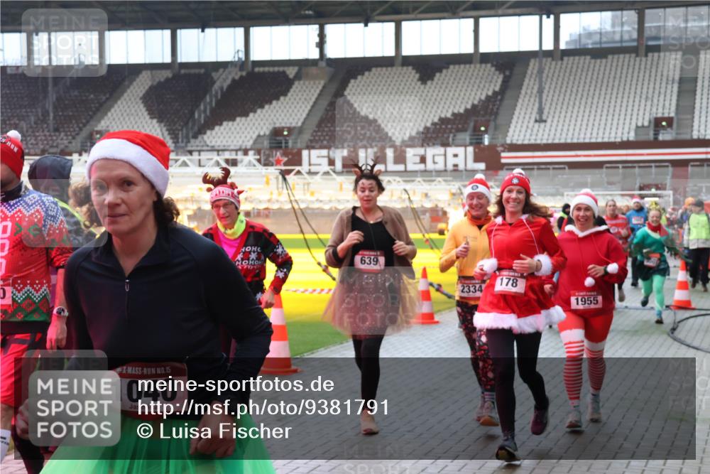 07.12.2025 - St. Pauli X-Mass-Run No. 15 Luisa Fischer http://msf.ph/oto/9381791 07.12.2025 10:46:54 Ziel 15, 1040, 639, 2334, 178, 1955, 38, 41, 58, 81, 153, 162, 168, 178, 183, 221, 479, 485, 639, 641, 908, 914, 917, 921, 1040, 1043, 1094, 1242, 1955, 2082, 2092, 2216, 2303, 2306, 2334, 2488, 2536, 2574, 2960, 2965, 2989, 2993, 2998, 3001, 4589 meine-sportfotos.de