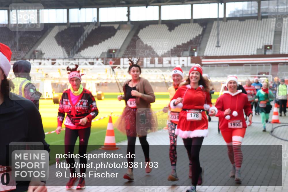 07.12.2025 - St. Pauli X-Mass-Run No. 15 Luisa Fischer http://msf.ph/oto/9381793 07.12.2025 10:46:54 Ziel 10, 15, 0, 639, 2334, 178, 1955, 38, 41, 58, 81, 153, 162, 168, 178, 183, 221, 479, 485, 639, 641, 908, 914, 917, 921, 1040, 1043, 1094, 1242, 1955, 2082, 2092, 2216, 2303, 2306, 2334, 2488, 2536, 2574, 2960, 2965, 2989, 2993, 2998, 3001, 4589 meine-sportfotos.de