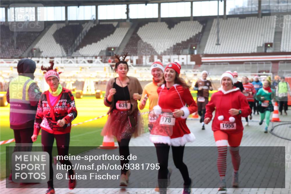 07.12.2025 - St. Pauli X-Mass-Run No. 15 Luisa Fischer http://msf.ph/oto/9381795 07.12.2025 10:46:55 Ziel 639, 233, 178, 1955, 38, 41, 58, 81, 153, 162, 168, 178, 183, 221, 479, 485, 639, 641, 908, 914, 917, 921, 1040, 1043, 1094, 1242, 1955, 2082, 2092, 2216, 2303, 2306, 2334, 2488, 2536, 2574, 2960, 2965, 2989, 2993, 2998, 3001, 4589 meine-sportfotos.de