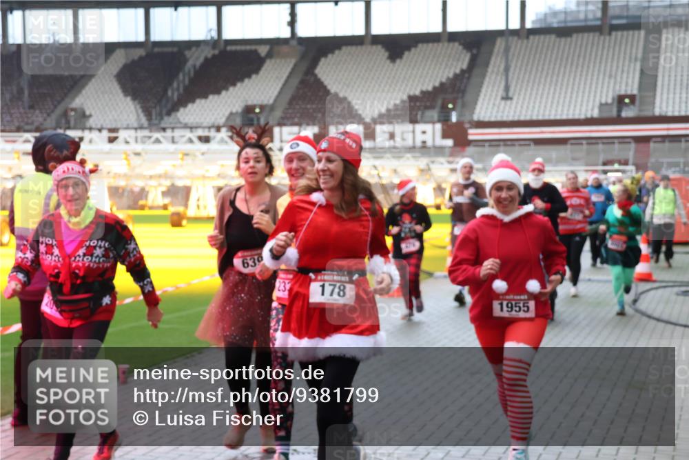 07.12.2025 - St. Pauli X-Mass-Run No. 15 Luisa Fischer http://msf.ph/oto/9381799 07.12.2025 10:46:55 Ziel 630, 232, 178, 1955, 38, 41, 58, 81, 153, 162, 168, 178, 183, 221, 479, 485, 639, 641, 908, 914, 917, 921, 1040, 1043, 1094, 1242, 1955, 2082, 2092, 2216, 2303, 2306, 2334, 2488, 2536, 2574, 2960, 2965, 2989, 2993, 2998, 3001, 4589 meine-sportfotos.de