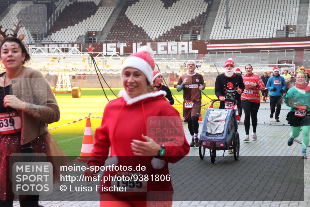 07.12.2025 - St. Pauli X-Mass-Run No. 15 Luisa Fischer http://msf.ph/oto/9381806 07.12.2025 10:46:56 Ziel 639, 1955, 2992, 485, 221, 2965, 3001, 38, 41, 58, 81, 153, 162, 168, 178, 183, 221, 479, 485, 639, 641, 908, 914, 917, 921, 1040, 1043, 1094, 1242, 1955, 2082, 2092, 2216, 2303, 2306, 2334, 2488, 2536, 2574, 2960, 2965, 2989, 2993, 2998, 3001, 4589, 4593 meine-sportfotos.de