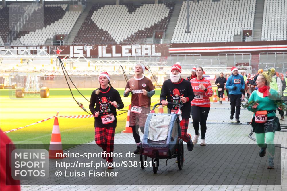 07.12.2025 - St. Pauli X-Mass-Run No. 15 Luisa Fischer http://msf.ph/oto/9381811 07.12.2025 10:46:57 Ziel 479, 2992, 221, 2965, 3001, 38, 41, 58, 81, 153, 162, 168, 178, 183, 221, 479, 485, 639, 641, 914, 917, 921, 1040, 1043, 1242, 1955, 2082, 2092, 2216, 2303, 2306, 2334, 2488, 2536, 2574, 2960, 2965, 2989, 2993, 2998, 3001, 4589, 4593 meine-sportfotos.de