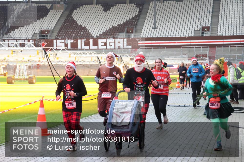 07.12.2025 - St. Pauli X-Mass-Run No. 15 Luisa Fischer http://msf.ph/oto/9381813 07.12.2025 10:46:57 Ziel 479, 2992, 21, 2532, 2965, 3001, 5, 38, 41, 58, 81, 153, 162, 168, 178, 183, 221, 479, 485, 639, 641, 914, 917, 921, 1040, 1043, 1242, 1955, 2082, 2092, 2216, 2303, 2306, 2334, 2488, 2536, 2574, 2960, 2965, 2989, 2993, 2998, 3001, 4589, 4593 meine-sportfotos.de
