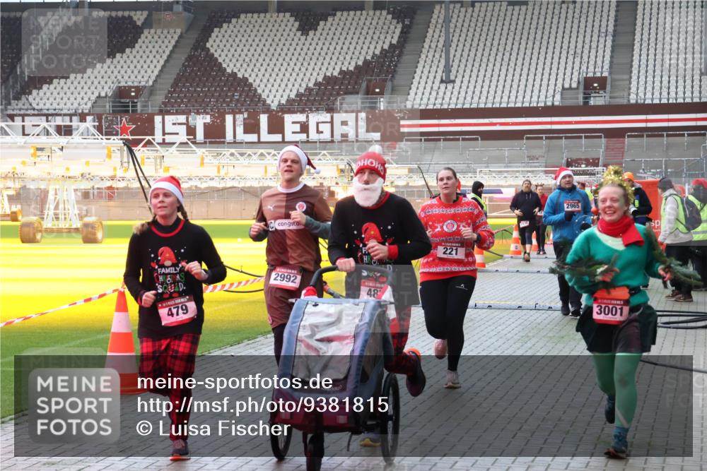 07.12.2025 - St. Pauli X-Mass-Run No. 15 Luisa Fischer http://msf.ph/oto/9381815 07.12.2025 10:46:57 Ziel 2992, 48, 479, 221, 1536, 2965, 3001, 38, 41, 58, 81, 153, 162, 168, 178, 183, 221, 479, 485, 639, 641, 914, 917, 921, 1040, 1043, 1242, 1955, 2082, 2092, 2216, 2303, 2306, 2334, 2488, 2536, 2574, 2960, 2965, 2989, 2993, 2998, 3001, 4589, 4593 meine-sportfotos.de