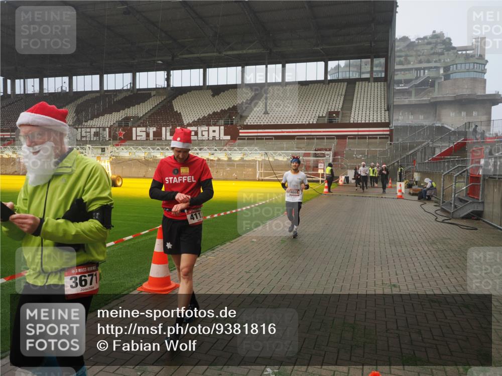 07.12.2025 - St. Pauli X-Mass-Run No. 15 Fabian Wolf http://msf.ph/oto/9381816 07.12.2025 10:09:12 Ziel 881, 896, 960, 1461, 1465, 1570, 1575, 1576, 2126, 3300, 3891, 4066, 4067, 4068, 4113, 4666 meine-sportfotos.de