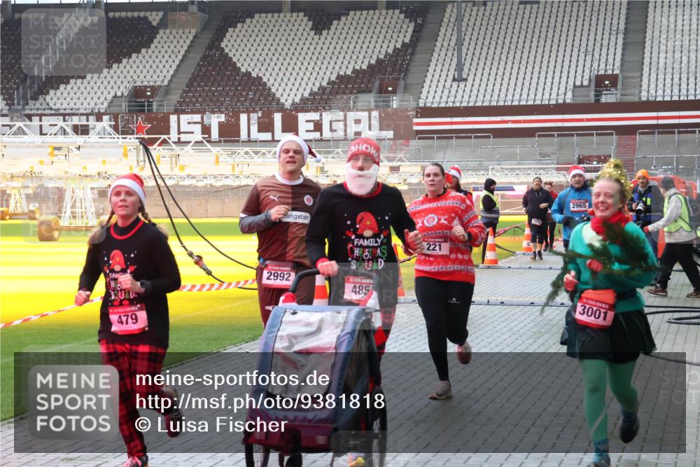 07.12.2025 - St. Pauli X-Mass-Run No. 15 Luisa Fischer http://msf.ph/oto/9381818 07.12.2025 10:46:58 Ziel 479, 2992, 485, 221, 25378, 2965, 3001, 38, 41, 58, 81, 153, 162, 168, 178, 183, 221, 479, 485, 639, 641, 914, 917, 921, 1040, 1043, 1242, 1955, 2082, 2092, 2216, 2303, 2306, 2334, 2488, 2536, 2574, 2960, 2965, 2989, 2993, 2998, 3001, 4589, 4593 meine-sportfotos.de