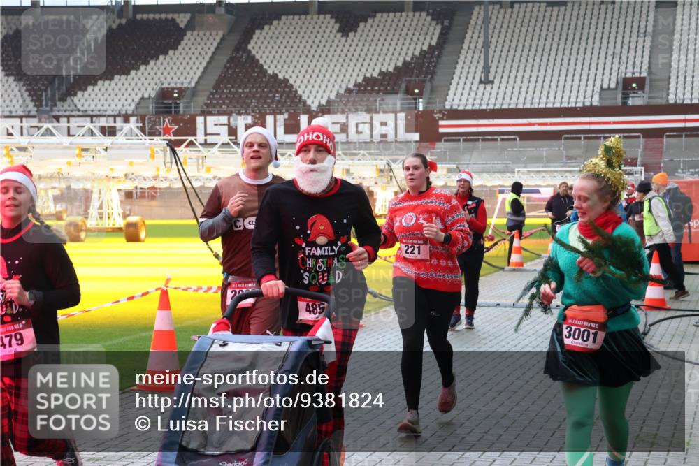 07.12.2025 - St. Pauli X-Mass-Run No. 15 Luisa Fischer http://msf.ph/oto/9381824 07.12.2025 10:46:58 Ziel 479, 485, 221, 15, 3001, 38, 41, 58, 81, 153, 162, 168, 178, 183, 221, 479, 485, 639, 641, 914, 917, 921, 1040, 1043, 1242, 1955, 2082, 2092, 2216, 2303, 2306, 2334, 2488, 2536, 2574, 2960, 2965, 2989, 2993, 2998, 3001, 4589, 4593 meine-sportfotos.de
