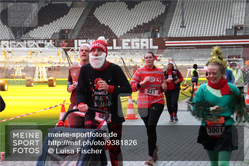 07.12.2025 - St. Pauli X-Mass-Run No. 15 Luisa Fischer http://msf.ph/oto/9381826 07.12.2025 10:46:59 Ziel 48, 5, 221, 299, 15, 3001, 38, 41, 58, 81, 153, 162, 168, 178, 183, 221, 479, 485, 639, 641, 914, 917, 921, 1040, 1043, 1242, 1955, 2082, 2092, 2216, 2303, 2306, 2334, 2488, 2536, 2574, 2960, 2965, 2989, 2993, 2998, 3001, 4589, 4593 meine-sportfotos.de