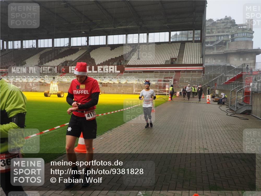 07.12.2025 - St. Pauli X-Mass-Run No. 15 Fabian Wolf http://msf.ph/oto/9381828 07.12.2025 10:09:12 Ziel 881, 896, 960, 1461, 1465, 1570, 1575, 1576, 2126, 3300, 3891, 4066, 4067, 4068, 4113, 4666 meine-sportfotos.de