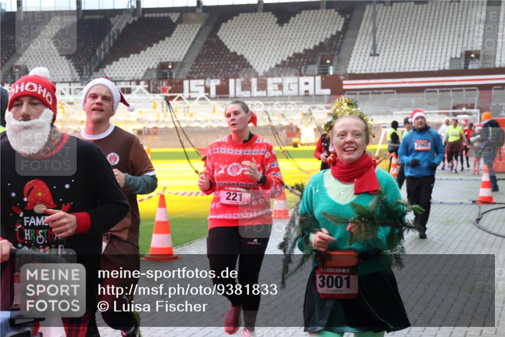 07.12.2025 - St. Pauli X-Mass-Run No. 15 Luisa Fischer http://msf.ph/oto/9381833 07.12.2025 10:47:00 Ziel 15, 48, 221, 15, 3001, 2965, 38, 41, 58, 81, 153, 162, 168, 178, 183, 221, 479, 485, 639, 641, 823, 914, 917, 921, 1040, 1043, 1242, 1955, 2082, 2092, 2216, 2303, 2306, 2334, 2488, 2536, 2574, 2960, 2965, 2989, 2993, 2998, 3001, 4589, 4593 meine-sportfotos.de