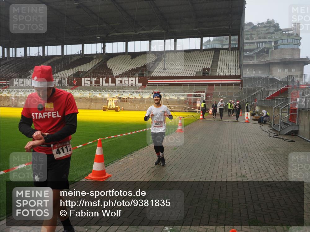 07.12.2025 - St. Pauli X-Mass-Run No. 15 Fabian Wolf http://msf.ph/oto/9381835 07.12.2025 10:09:13 Ziel 881, 896, 960, 1461, 1465, 1570, 1575, 1576, 2126, 4066, 4067, 4068, 4113, 4666 meine-sportfotos.de