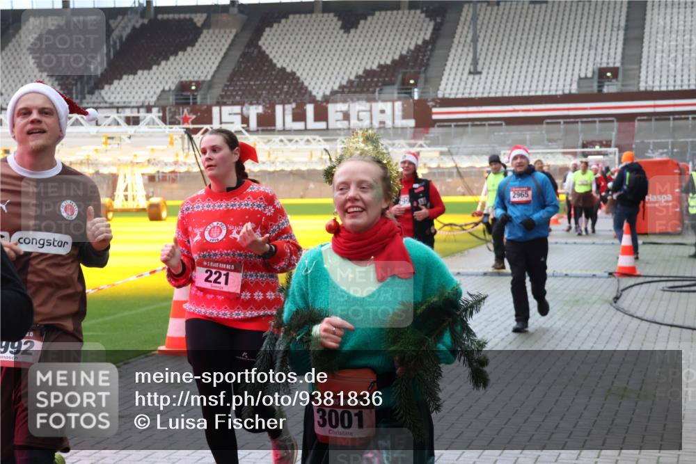 07.12.2025 - St. Pauli X-Mass-Run No. 15 Luisa Fischer http://msf.ph/oto/9381836 07.12.2025 10:47:00 Ziel 15, 221, 15, 992, 15, 3001, 2965, 99, 38, 41, 58, 81, 153, 162, 168, 178, 183, 221, 479, 485, 639, 641, 823, 914, 917, 921, 1040, 1043, 1242, 1955, 2082, 2092, 2216, 2303, 2306, 2334, 2488, 2536, 2574, 2960, 2965, 2989, 2993, 2998, 3001, 4589, 4593 meine-sportfotos.de
