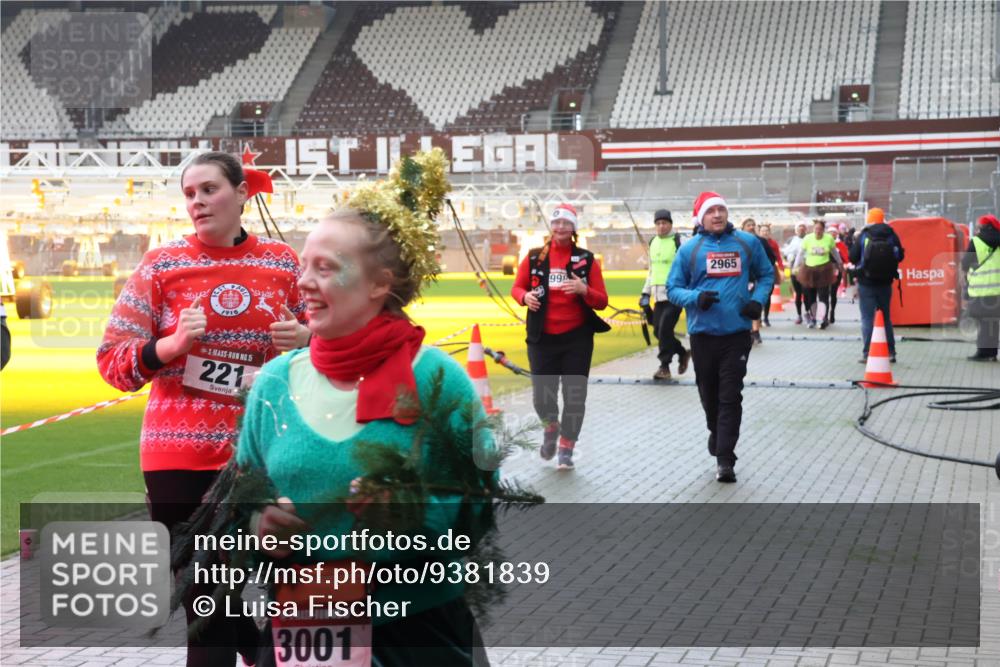 07.12.2025 - St. Pauli X-Mass-Run No. 15 Luisa Fischer http://msf.ph/oto/9381839 07.12.2025 10:47:00 Ziel 1910, 15, 221, 15, 3001, 99, 2965, 38, 41, 58, 81, 153, 162, 168, 178, 183, 221, 479, 485, 639, 641, 823, 914, 917, 921, 1040, 1043, 1242, 1955, 2082, 2092, 2216, 2303, 2306, 2334, 2488, 2536, 2574, 2960, 2965, 2989, 2993, 2998, 3001, 4589, 4593 meine-sportfotos.de