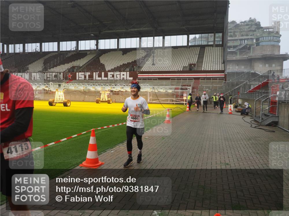 07.12.2025 - St. Pauli X-Mass-Run No. 15 Fabian Wolf http://msf.ph/oto/9381847 07.12.2025 10:09:13 Ziel 881, 896, 960, 1461, 1465, 1570, 1575, 1576, 2126, 4066, 4067, 4068, 4113, 4666 meine-sportfotos.de