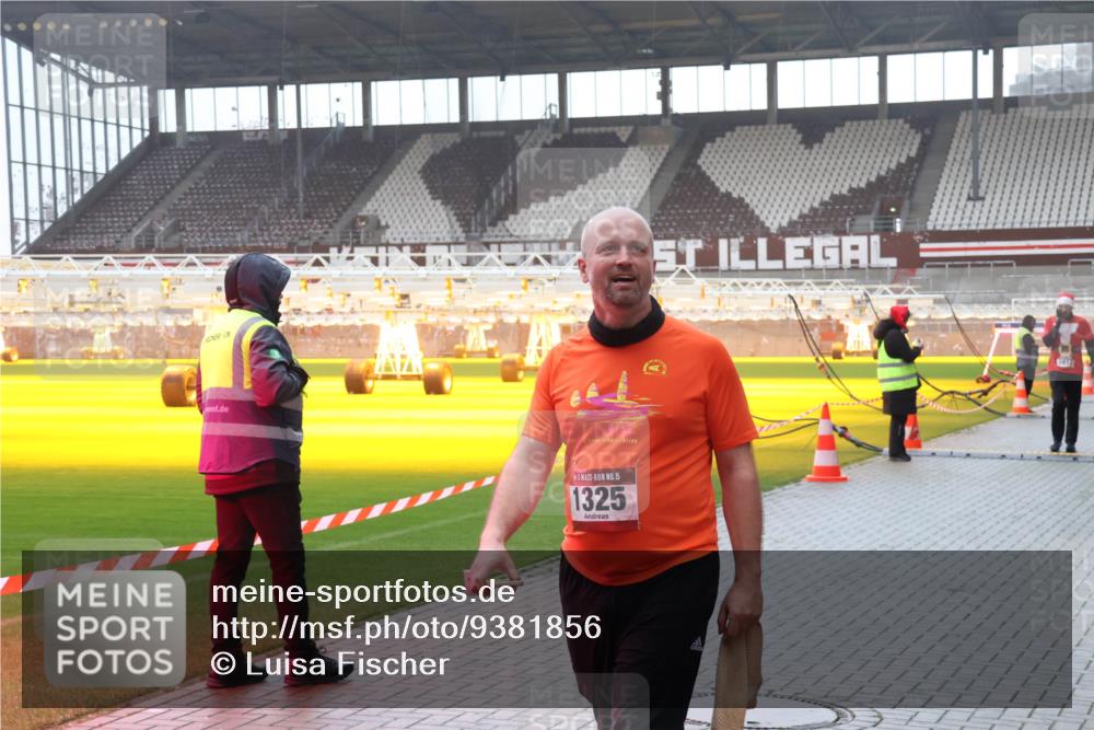 07.12.2025 - St. Pauli X-Mass-Run No. 15 Luisa Fischer http://msf.ph/oto/9381856 07.12.2025 11:19:48 Ziel 15, 1325, 1617, 295, 302, 367, 373, 797, 1336, 1343, 1563, 1617, 2062, 2064, 2067, 2597, 2788, 3205 meine-sportfotos.de