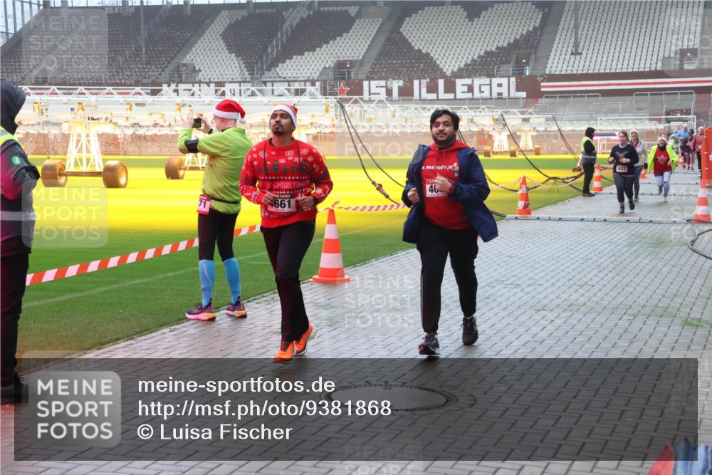 07.12.2025 - St. Pauli X-Mass-Run No. 15 Luisa Fischer http://msf.ph/oto/9381868 07.12.2025 10:11:52 Ziel 71, 661, 4662, 46, 670, 1148, 1149, 1150, 1929, 1935, 1969, 2909, 3085, 3354, 3815, 3909, 4499, 4525, 4659, 4661, 4662 meine-sportfotos.de