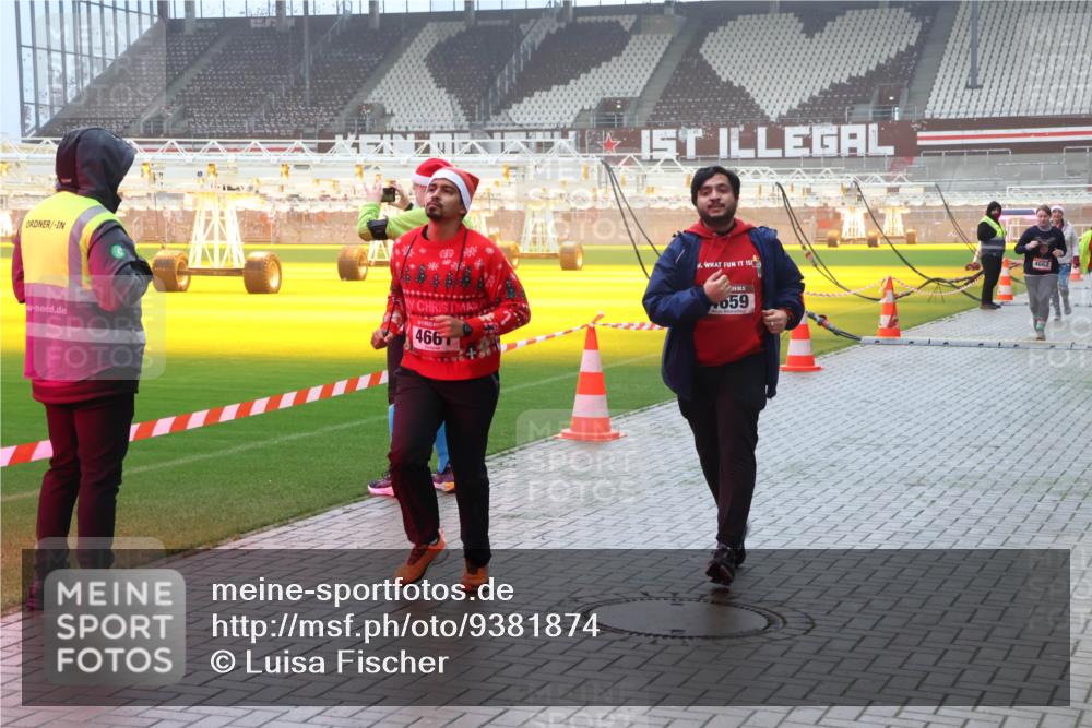 07.12.2025 - St. Pauli X-Mass-Run No. 15 Luisa Fischer http://msf.ph/oto/9381874 07.12.2025 10:11:52 Ziel 4662, 466, 059, 670, 1148, 1149, 1150, 1929, 1935, 1969, 2909, 3085, 3354, 3815, 3909, 4499, 4525, 4659, 4661, 4662 meine-sportfotos.de
