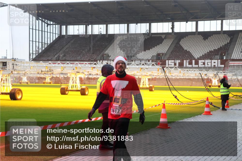 07.12.2025 - St. Pauli X-Mass-Run No. 15 Luisa Fischer http://msf.ph/oto/9381883 07.12.2025 11:20:03 Ziel 1617, 295, 302, 367, 373, 797, 1336, 1343, 1563, 1617, 2062, 2217, 2581, 2597, 2771, 2788, 3075, 3160, 3205, 3822, 3823 meine-sportfotos.de