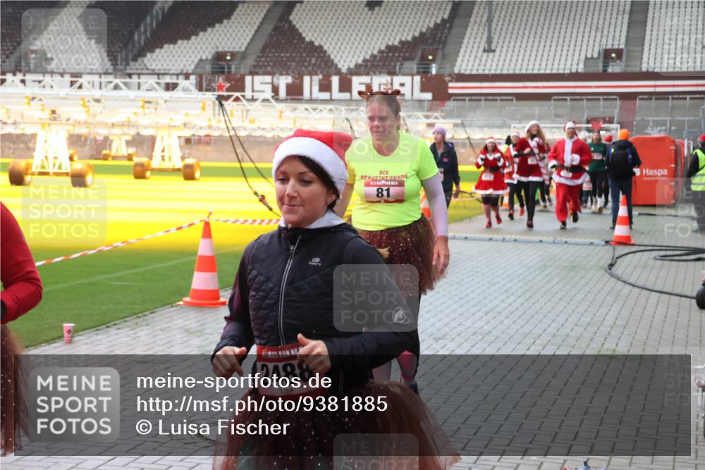 07.12.2025 - St. Pauli X-Mass-Run No. 15 Luisa Fischer http://msf.ph/oto/9381885 07.12.2025 10:47:17 Ziel 2488, 81, 58, 81, 221, 231, 479, 485, 639, 641, 821, 823, 824, 921, 1040, 1043, 1242, 1359, 1362, 1747, 1750, 1872, 1875, 2092, 2115, 2488, 2536, 2957, 2960, 2965, 2989, 2993, 2998, 3001, 3029, 3123, 3344, 4593 meine-sportfotos.de