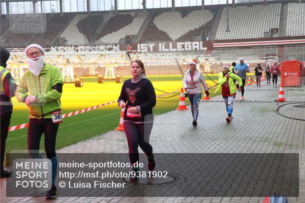 07.12.2025 - St. Pauli X-Mass-Run No. 15 Luisa Fischer http://msf.ph/oto/9381902 07.12.2025 10:12:00 Ziel 367, 3085, 670, 1687, 1969, 2906, 2909, 3085, 3354, 3761, 3767, 3815, 3909, 3932, 3935, 4499, 4525, 4659, 4661, 4662 meine-sportfotos.de