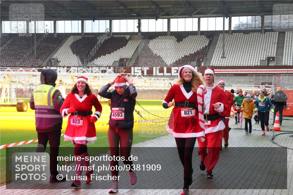 07.12.2025 - St. Pauli X-Mass-Run No. 15 Luisa Fischer http://msf.ph/oto/9381909 07.12.2025 10:47:24 Ziel 823, 4593, 4593, 821, 1750, 58, 81, 221, 231, 821, 823, 824, 921, 1171, 1242, 1359, 1362, 1747, 1750, 1819, 1872, 1875, 2115, 2200, 2488, 2536, 2683, 2684, 2957, 2965, 2989, 2993, 2998, 3001, 3029, 3123, 3344, 4593 meine-sportfotos.de