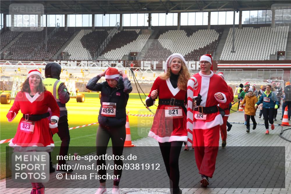 07.12.2025 - St. Pauli X-Mass-Run No. 15 Luisa Fischer http://msf.ph/oto/9381912 07.12.2025 10:47:25 Ziel 0, 823, 4593, 4593, 821, 824, 1750, 58, 81, 221, 231, 821, 823, 824, 921, 1171, 1242, 1359, 1362, 1747, 1750, 1819, 1872, 1875, 2115, 2200, 2488, 2536, 2683, 2684, 2957, 2965, 2989, 2993, 2998, 3001, 3029, 3123, 3344, 4593 meine-sportfotos.de