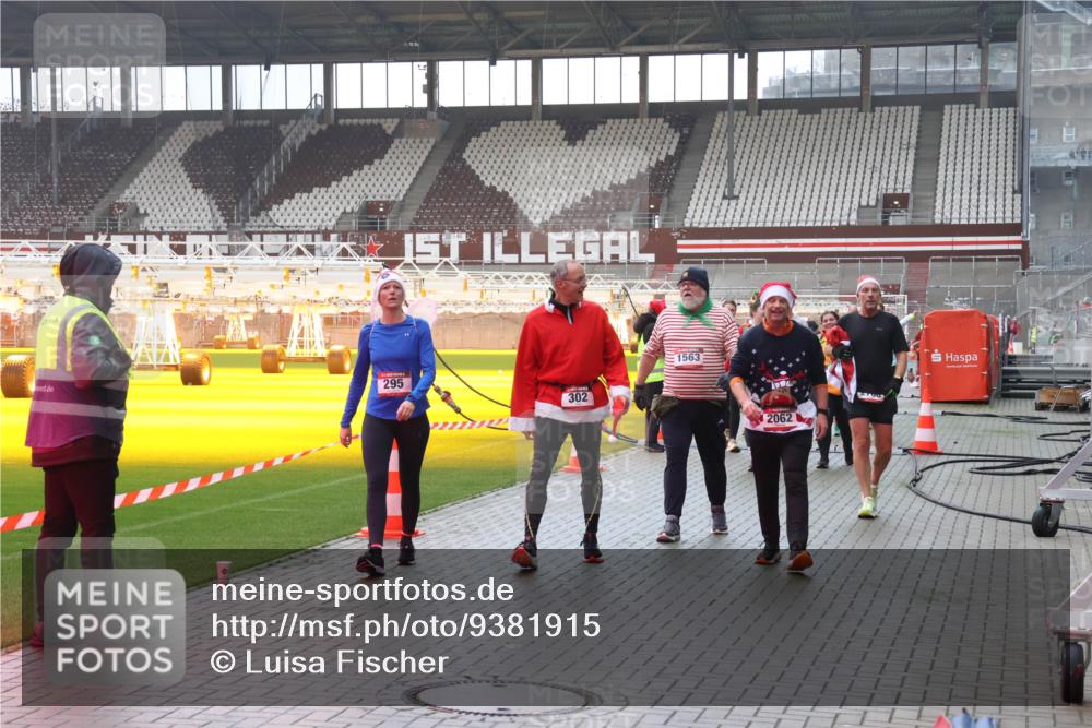 07.12.2025 - St. Pauli X-Mass-Run No. 15 Luisa Fischer http://msf.ph/oto/9381915 07.12.2025 11:20:21 Ziel 295, 302, 1563, 2062, 2709, 367, 373, 797, 1336, 1343, 1563, 2217, 2577, 2578, 2581, 2771, 3075, 3160, 3170, 3324, 3822, 3823 meine-sportfotos.de