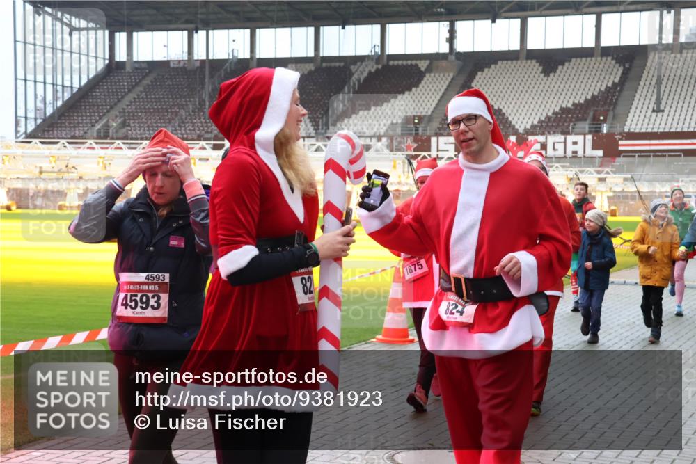 07.12.2025 - St. Pauli X-Mass-Run No. 15 Luisa Fischer http://msf.ph/oto/9381923 07.12.2025 10:47:27 Ziel 4593, 15, 4593, 82, 1875, 824, 58, 81, 231, 821, 823, 824, 1171, 1242, 1359, 1362, 1747, 1750, 1819, 1872, 1875, 2115, 2200, 2488, 2536, 2683, 2684, 2957, 2965, 2989, 2993, 3029, 3123, 3344, 4593 meine-sportfotos.de