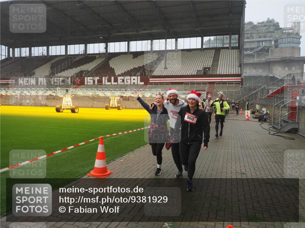 07.12.2025 - St. Pauli X-Mass-Run No. 15 Fabian Wolf http://msf.ph/oto/9381929 07.12.2025 10:09:20 Ziel 881, 896, 899, 960, 1718, 3493, 3756, 4113, 4666 meine-sportfotos.de