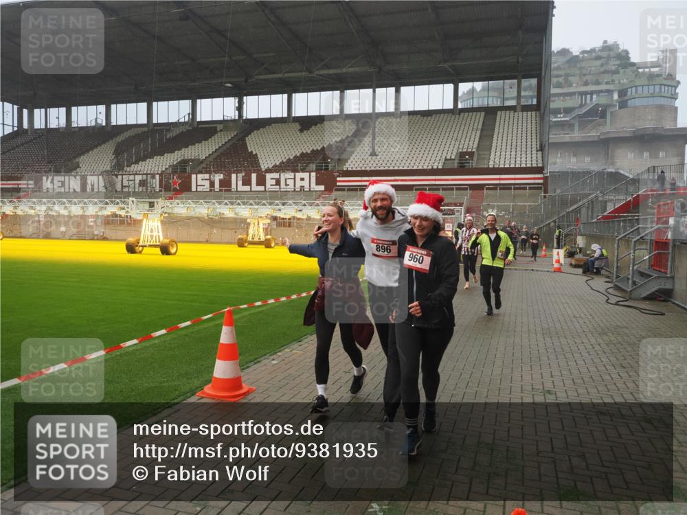 07.12.2025 - St. Pauli X-Mass-Run No. 15 Fabian Wolf http://msf.ph/oto/9381935 07.12.2025 10:09:20 Ziel 881, 896, 899, 960, 1718, 3493, 3756, 4113, 4666 meine-sportfotos.de