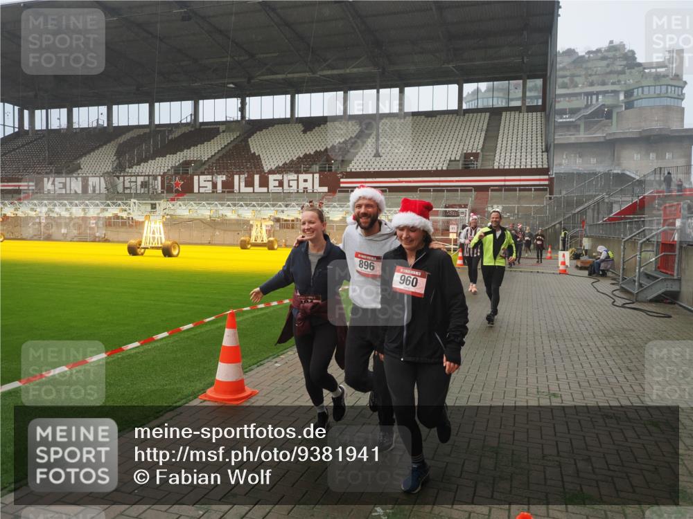 07.12.2025 - St. Pauli X-Mass-Run No. 15 Fabian Wolf http://msf.ph/oto/9381941 07.12.2025 10:09:21 Ziel 881, 896, 899, 960, 1243, 1248, 1718, 3493, 3756, 4113, 4666 meine-sportfotos.de