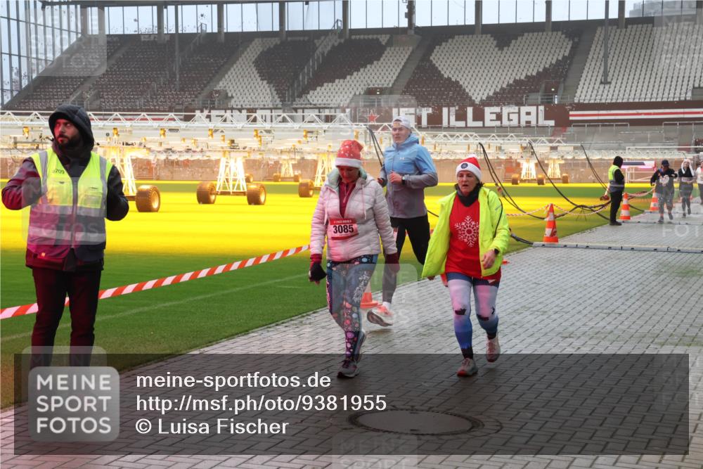 07.12.2025 - St. Pauli X-Mass-Run No. 15 Luisa Fischer http://msf.ph/oto/9381955 07.12.2025 10:12:03 Ziel 6709, 3085, 670, 1687, 1688, 1969, 2906, 2909, 3085, 3354, 3761, 3767, 3815, 3909, 3932, 3935, 4499, 4525, 4659, 4661, 4662 meine-sportfotos.de