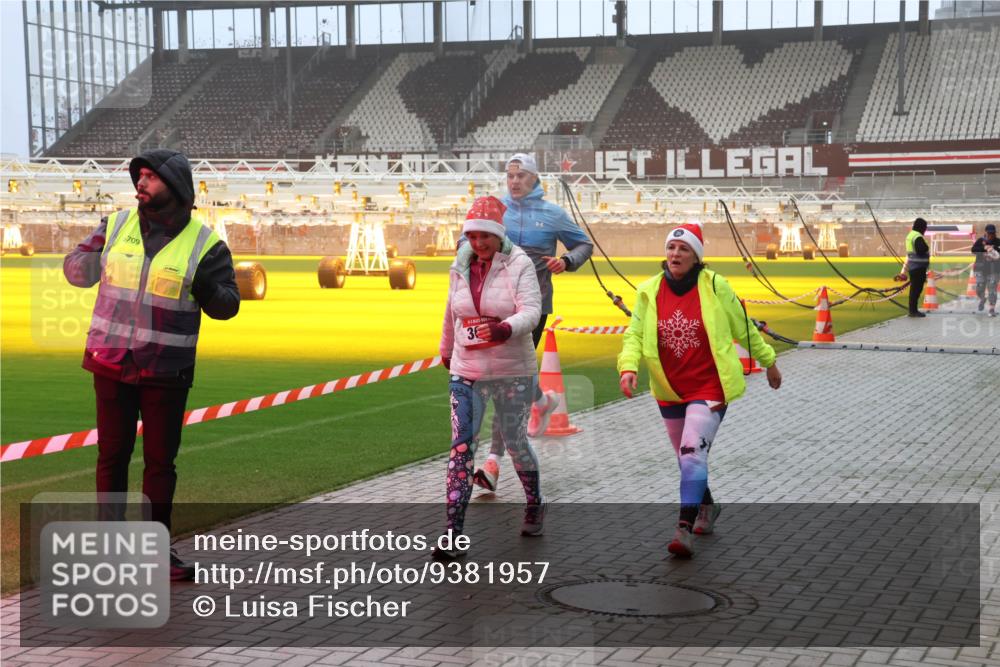 07.12.2025 - St. Pauli X-Mass-Run No. 15 Luisa Fischer http://msf.ph/oto/9381957 07.12.2025 10:12:03 Ziel 709, 36, 670, 1687, 1688, 1969, 2906, 2909, 3085, 3354, 3761, 3767, 3815, 3909, 3932, 3935, 4499, 4525, 4659, 4661, 4662 meine-sportfotos.de
